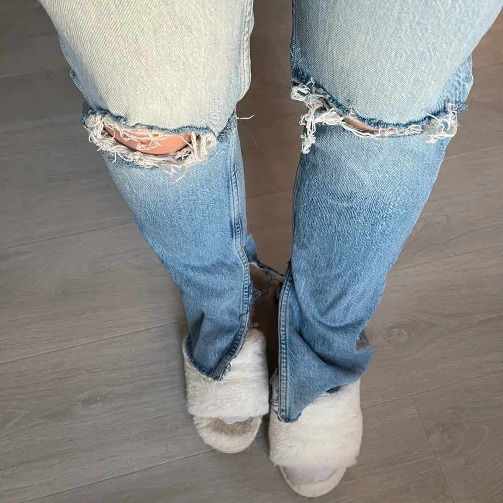 Ett par ljusblåa jeans från zara💕 de är hål i knäna och en slits längst ned, de är använda 1 gång så de är som nya!! De går ner i backen för mig som är 167cm lång, så de skulle pssa någon längre men även kortare då de är enkla att klippa av.💗. Jeans & Byxor.