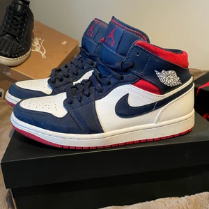 Air jordan 1’s mid  - Säljer mina mids, använda endast fåtal ggr, bra skick cond: 9/10 orginal box, och laces medföljer Kvitto finns ej kvar. Priset kan diskuteras.
