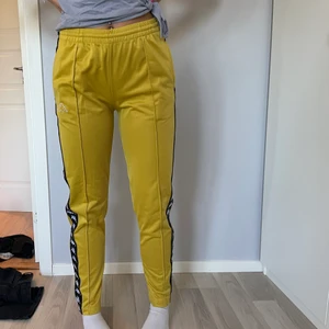Gula kappabyxor  - Gula kappabyxor från junkyard storlek L