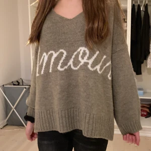 Amour stickad tröja - Super snygg stickad amour tröja🥵