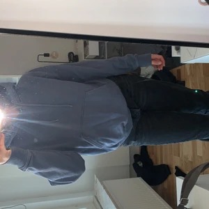 Tröja  - Jätte fin hoodie med en jättefin färg, lite blålila. Strl xs men känns som en s