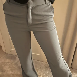 Grå/ blå kostymbyxor från zara - Jättefina blå/ gråa kostymbyxor från zara som är lite lägre i midjan.