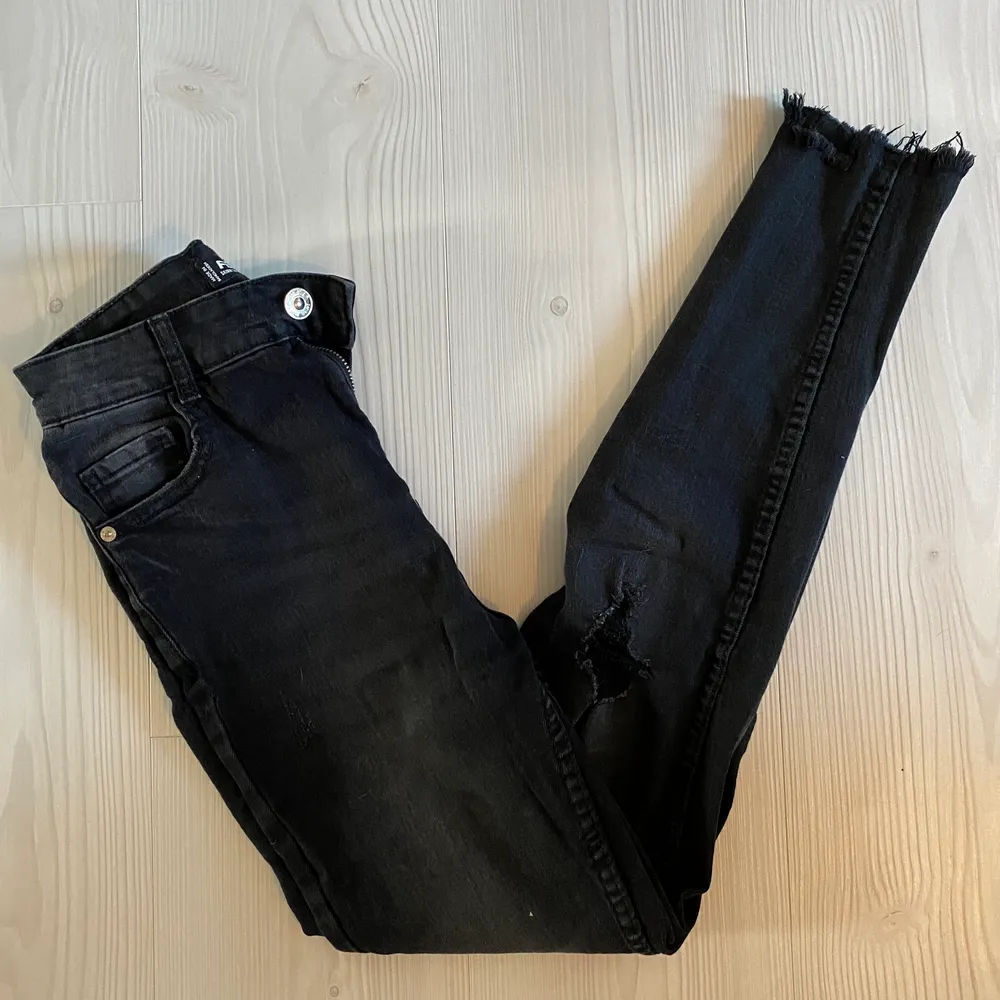 Svart/gråa jeans med slitningar. Fint skick. Köparen står för frakt. . Jeans & Byxor.