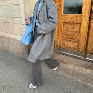 Grå kostymbyxor  - Gråa kostymbyxor från NA-KD storlek 36. Påminner väldigt mycket om Djerf Avenues. Använda 2ggr, säljer pga för långa. 