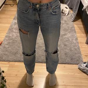 välanvända jeans fortfarande i bra skick, hål på både knäna och vänster lår, bra material. köparen står för frakten 💗🤗