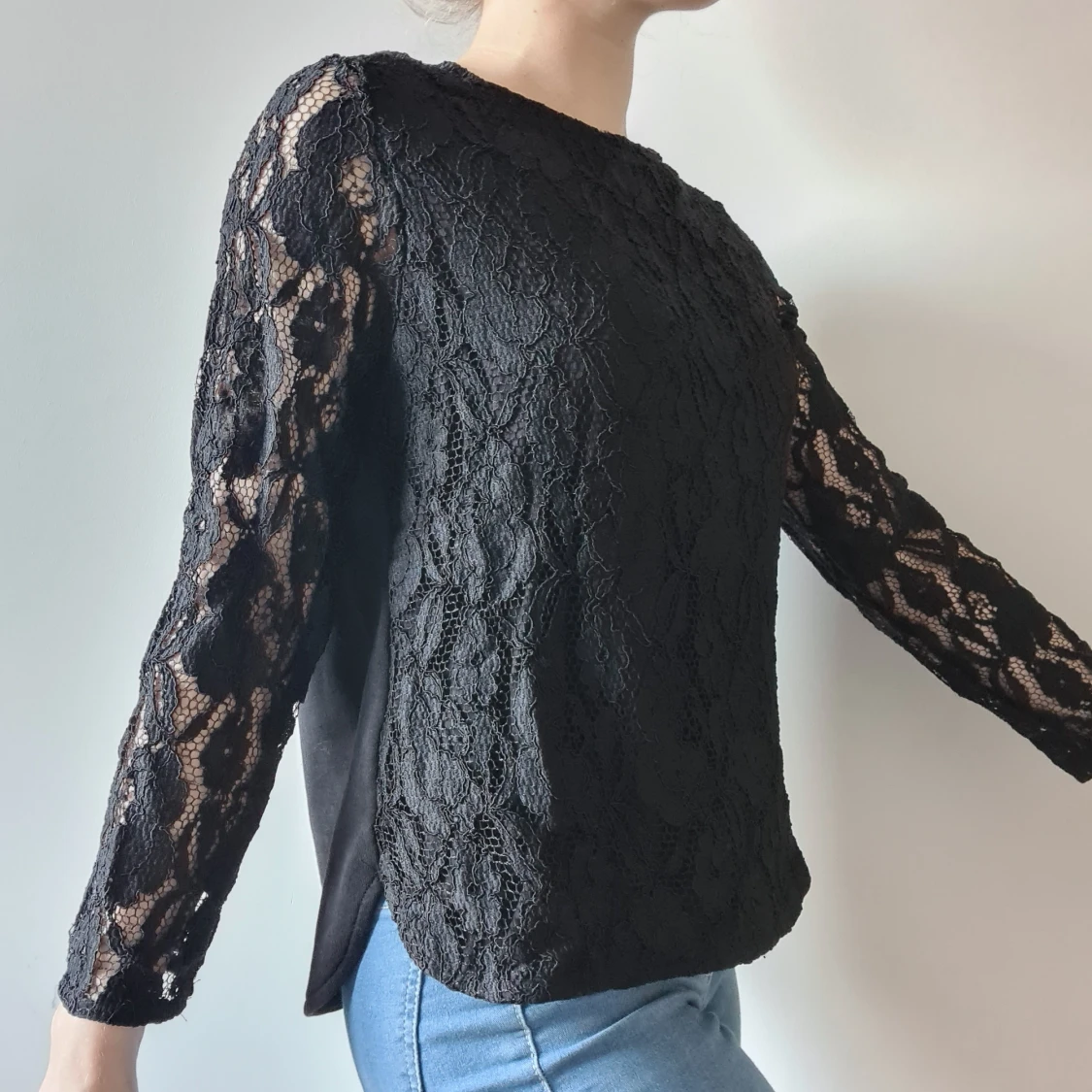 Svart långärmad topp med spetsärmar - 91