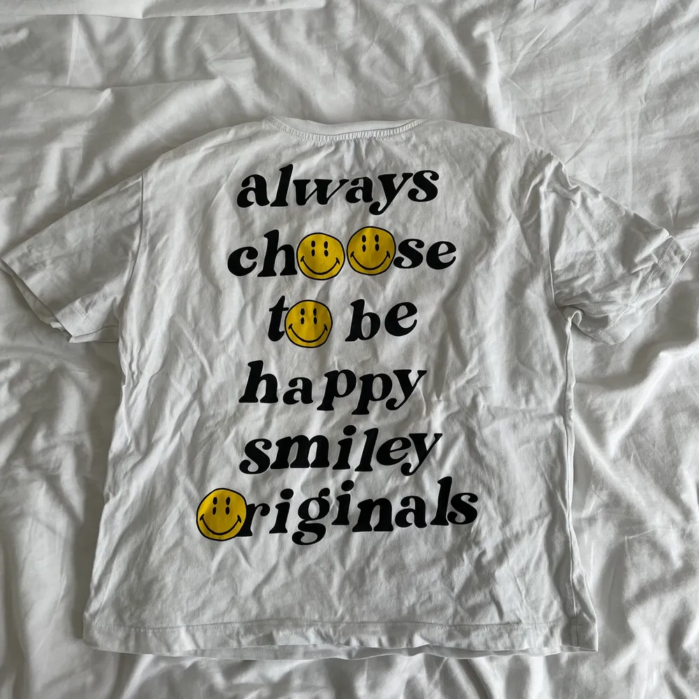 Smiley T-shirt 💛. T-shirts.