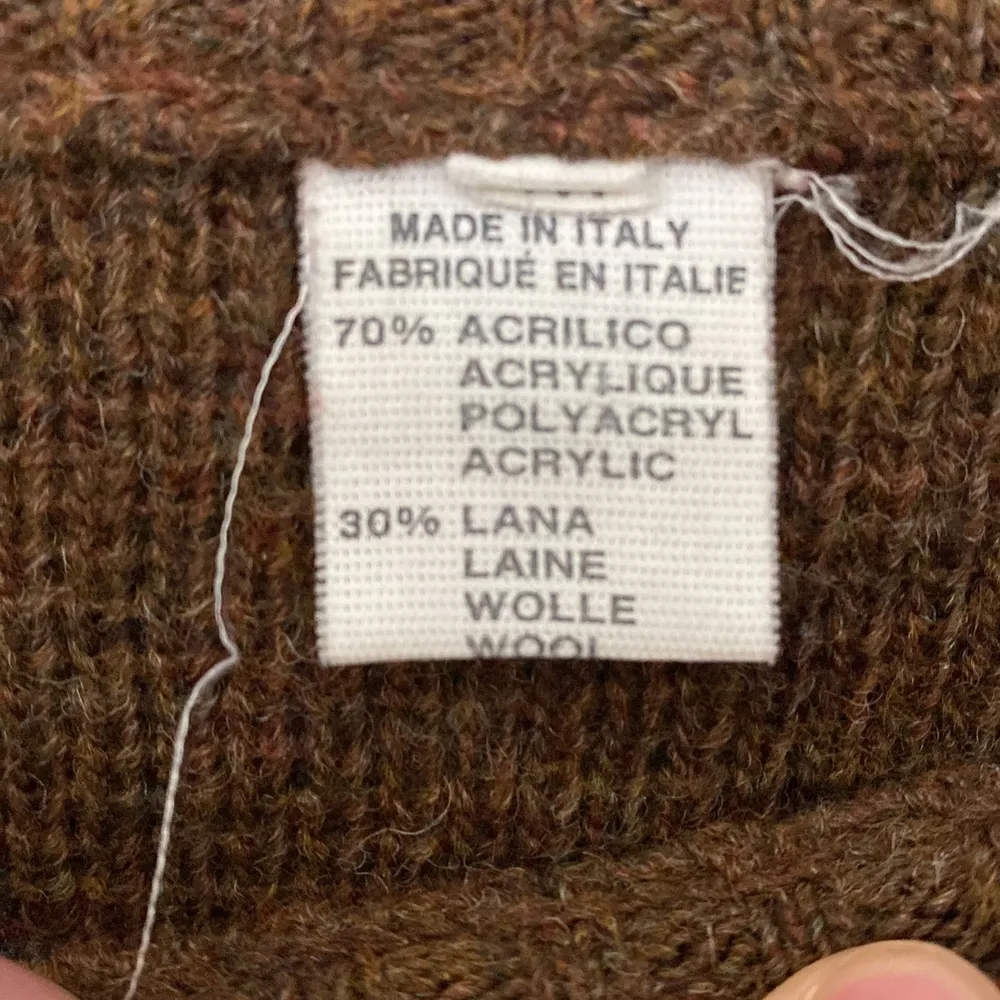 Stickad tröja från Italien med motiv på magen, tröjan är brun och i storlek M. Stickat.