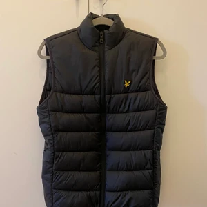 Lyle & scott väst  - Hjälper min pojkvän sälja sin lyle&scott väst i strl XS. Passar mig (på bild) som är S i toppar, men kan lätt passa en M också. I princip oanvänd, i  nyskick. Nypris 1099:-. Säljes pga för liten storlek för honom. Perfekt vårpresent till era pojkvänner eller bröder, eller till er själva, passar utmärkt oavsett kön. Pris inkl. frakt. 