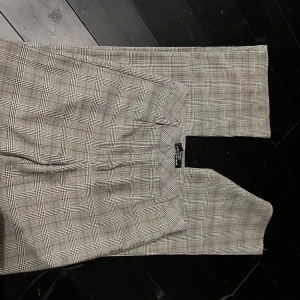 Kostymbyxor Bershka - Använda fåtal ggr , kostymbyxor från bershka storlek 36 men passar 34