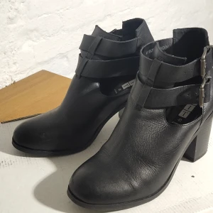 Läder högklackar, använt en gång  - Läder högklackar, använt en gång och är i jättebra skick. Bra material, kostade 799kr innan. 