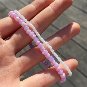 Pärlarmband med gratis frakt🌻 - Två olika armband som jag har gjort själv!🌻Passar så bra till det mesta. Tråden är elastisk och passar därför alla. Hör av dig om du har mer frågor. 1 för 35 kr, 2 för 60 kr. ⚡️FRAKTEN ÄR GRATIS!⚡️