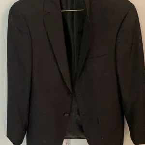 Kavaj  - Säljer nu denna fina kavajen som jag  köpt på secondhand så vet inte vart den är ifrån men den är i topp sick och har bara testat den på, skickar bilder vid  intresse💞 köparen står för frakten!