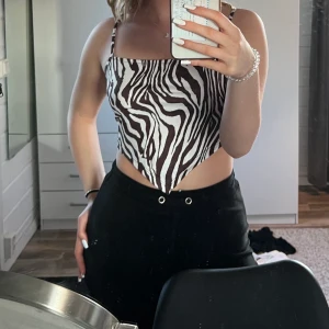 Zebra topp - Ett brunt och vitt linne i zebra mönster, aldrig använt 