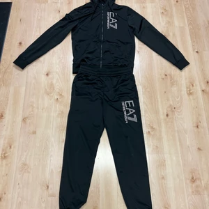 EA7 tracksuit  - Tja säljer min EA7 tracksuit skick 8/10 har haft den i typ 3 månader inte använt den så mycket 
