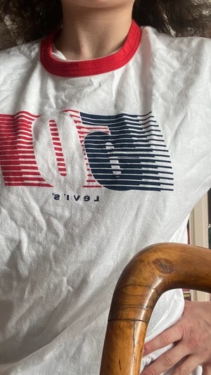 Levis t-shirt - Snygg levis t-shirt i fint skick. Lite oversize på mig som har small, då det är en medium. Katt i hemmet.  Kan mötas upp i Uddevalla centrum om ej så står köparen för frakten. 