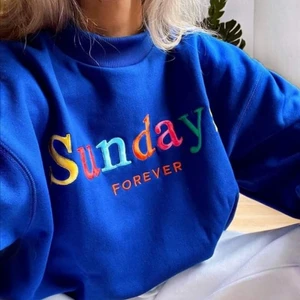 Färgglad sweater 80s 90s stil  - Otrolig sweater, helt ny oanvänd. Den absolut skönaste tröjan jag har känt på. Insidan är otroligt mjuk. Passar XS S M. På mig som är Small sitter den lite oversize. Färgen är exakt som på bild 1 och 2. Bild 1 och 2 lånade. Bud fr 300kr plus porto 66kr spårbart 