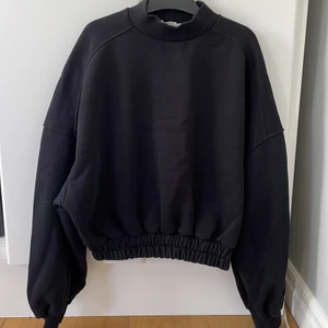 Croppad tröja Pull&Bear - Svart croppad tröja från Pull&Bear. Tröjan är i nyskick!!