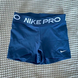 Nike Pro shorts (marinblå)  - Jag råkade köpa dessa i en storlek för liten så jag har inte kunnat använda dessa alls. Därför nyskick. 