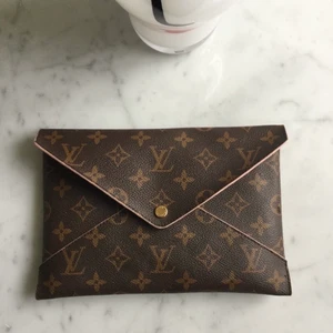 Krigami Pouchette Louis Vuitton Large - Säljer en av mina krigami pouch från LV den största modellen.  Kvittokopia skickas med ( behåller de andra två )