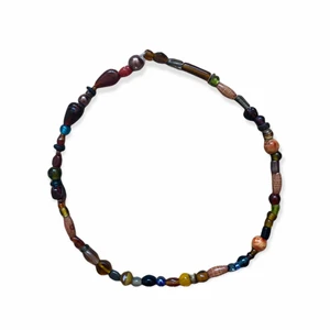 Pärlhalsband Cottagecore - Ett snyggt pärlhalsband jag själv har pärlat men tyvärr inte kommer till använd så nu säljer jag det istället! Det är bara att köpa, frakten är 13 kr :)