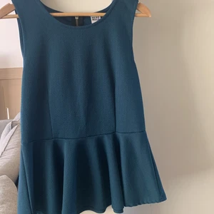 Snygg topp  - Snygg topp strl L från Vero Moda, smickrande för figuren och nästintill ny. Många outfit möjligheter med denna! Snygg som den är eller under en kavaj? Passar mycket!