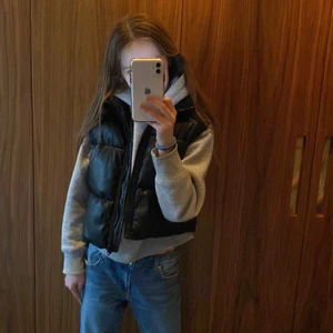 Skinn väst  - Säljer min skinn väst från Zara pågrund av att den inte används längre! Säljer den för 200kr i storlek xs! 😆 hör av dig vid intresse