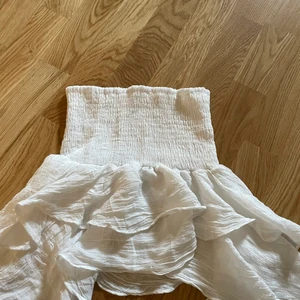 Vit Volangkjol - Säljer denna fina vita volangkjol då den är lite för kort för mig som är 1.72. Storlek S men är som en XS i längden, så passar nog bättre på någon som är lite kortare. Väldigt skönt material och stretchig. 