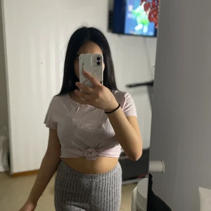 T-shirt - En enkelt ljusrosa T-shirt men jag gillar att ha den som mag tröja istället för en enkelt T-shirt👌🏻😍 är i storlek S från H&M. Frakten ingår 