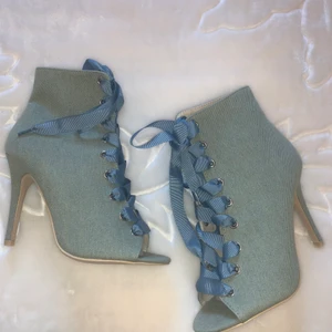 Klackskor storlek 37 - Säljer mina skor som är köpta från Nelly men som aldrig har använts,luktar fortfarande nytt!  Fick dem i födelsedagspresent men dem kom aldrig till användning 