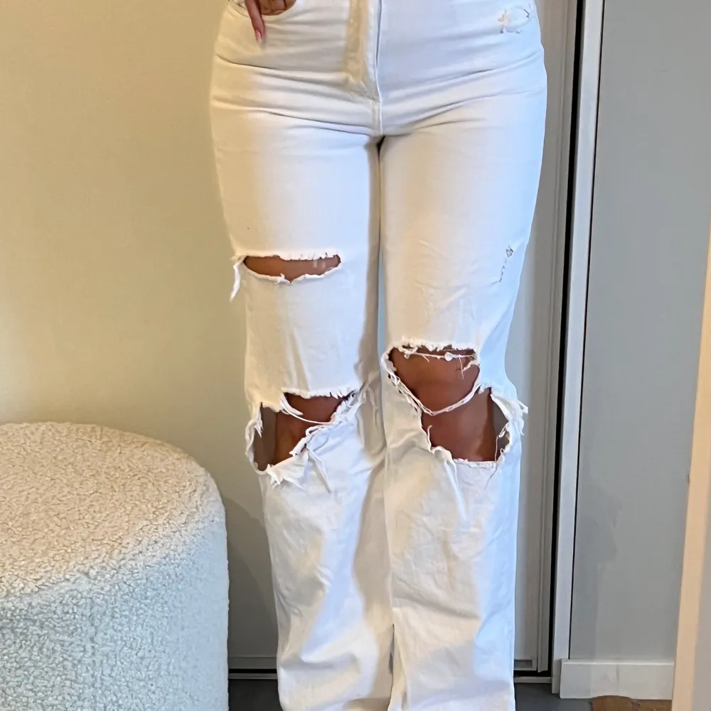 Ett par långa raka vita jeans. De har hål och är raka i benen. Perfekta! Speciellt till sommaren och våren💗. Jeans & Byxor.