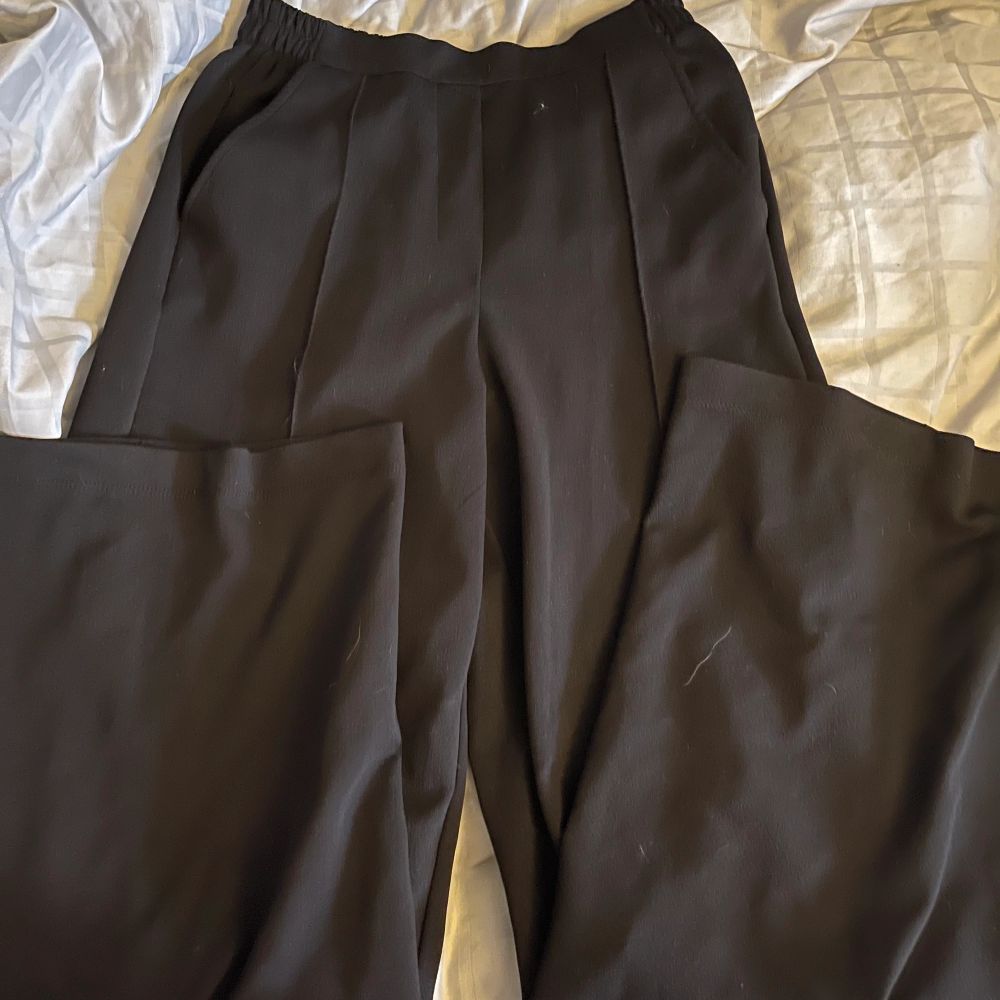 Svarta kostymbyxor i storlek S från bik bok. Används 5 gånger 🤗. Jeans & Byxor.