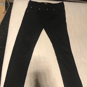 Levis Jeans - Svarta Levis Daren jeans med storlek 30/32. Fick dom i julas och använt dom 5-10 så dom är som nya i skicket. Säljer dom då jag inte använder svarta jeans alls ofta och då är det bättre att någon annan som gillar svarta jeans kan köpa dom för ett billigt pris. Köparen står för frakten. Skriv om du undrar över något.