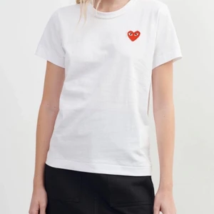 T-shirt  - Supersnygg t-shirt från Play comme des garcons. Perfekt till våren, så snygg till både kjol, shorts och jeans!💕 Nypris: 850 kr. Jättefint skick. Buda från 249