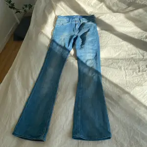 Säljer dessa secondhand jeansen som är bootcut och Mid waist för att dem kommer inte riktigt till användning längre, jag älskar hur dessa jeans ser ut, start bud 150kr