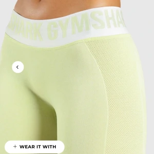 NYA GYMSHARK TIGHTS. Helt oanvända  - Helt nya gymshark tights i storlek XS. Jättefina gul/gröna tights. Har en matchande oanvänd och ny långärmad gymshark tröja ifall man skulle vilja köpa de som ett set.   Nypris:450kr Mitt pris: 349kr  Priset går att diskutera vid snabb försäljning   Skriv om du är intresserad 💕