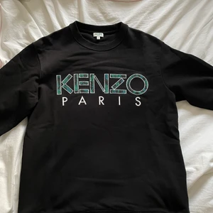 Kenzo Tröja S - Använt ett fåtal gånger så den är som ny skick. Köpt på room 1006 På Emporia i Malmö. Ny pris 2100, kom med bud