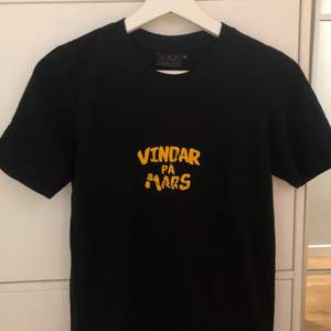 Säljer nu en vindar på mars t-shirt (Hov1 merch) från 2019 släppet. T-shirten är i mycket gott skick och har endast använts 2-3 gånger, då jag inte fått användning för den. Det går att få fler bilder och priset går att diskutera :) 💕