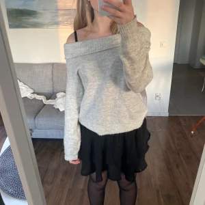 Grå stickad off shoulder tröja - Säljer denna gråa stickade off shoulder tröja. Den är i bra skick och passar till mycket! Om ni har några frågor eller funderingar är det bara att fråga💞 Frakten är spårbar