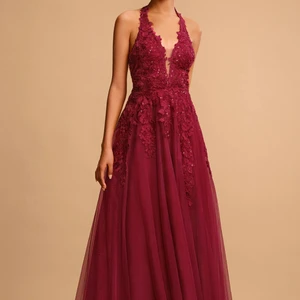 Röd klänning - Väldigt bra kvalité, röd balklänning med slits och fin rygg med snörning. Storlek 36/38, endast provad och köpt för 2300kr