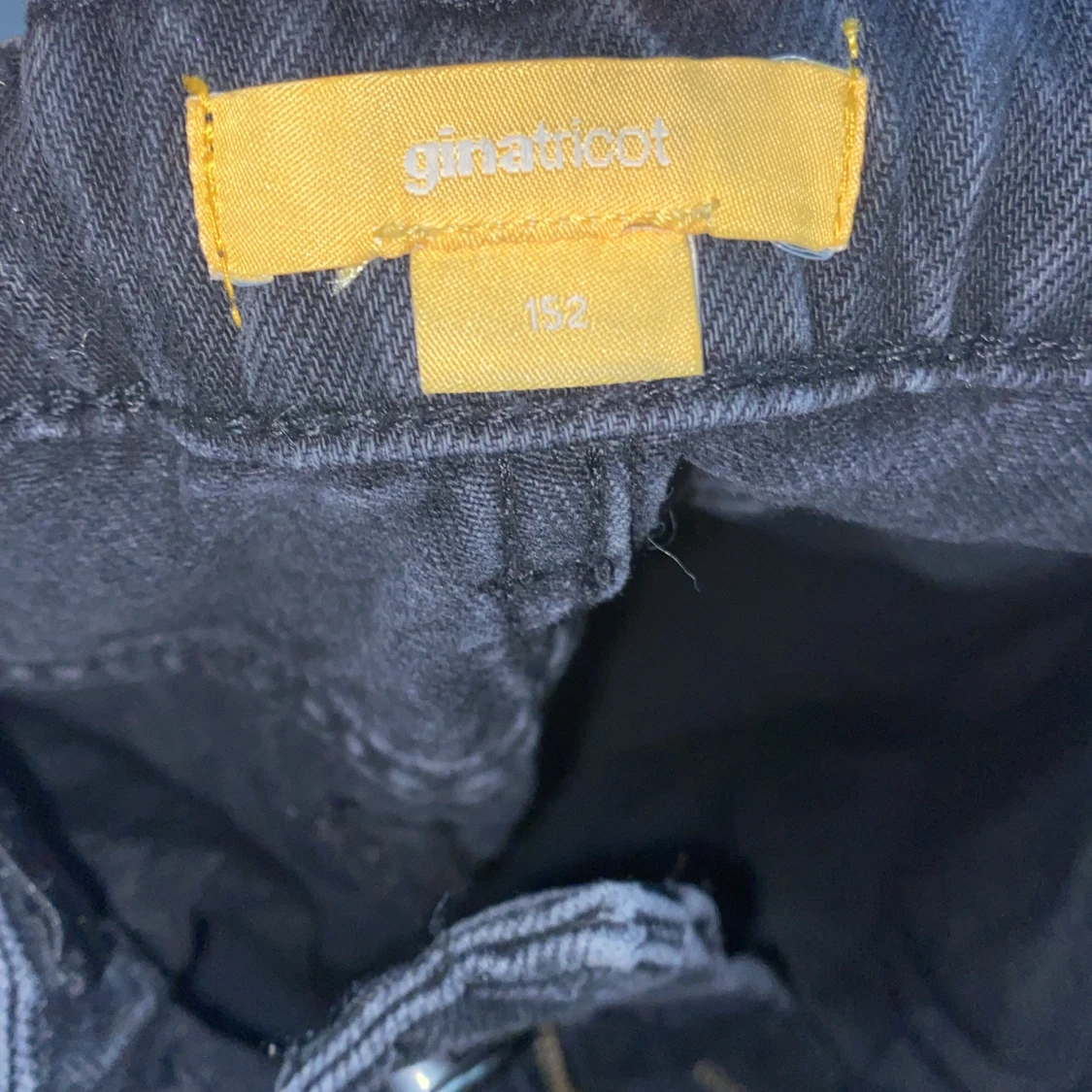 Svarta jeans med håll på knäna  - 91