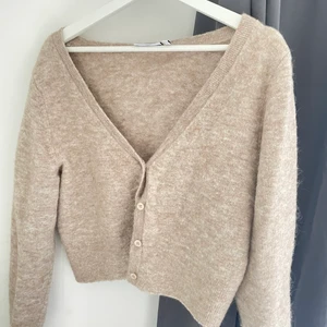 Kofta - Så söt kofta från weekday, storlek M men passar även en S💕💕💕 sällan använd! Köp direkt för 300 kr!