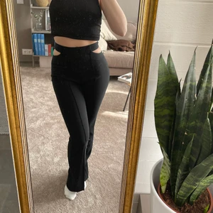 Bootcut kostymbyxor  - Ett par snygga bootcut kostymbyxor från nakd med utskärningar i midjan. Ger en superfin figur. De är endastanvönda en gång och är uppsydda nertill en bra bit (skickar gärna bild på det) som enkelt går att lossa om man vill💓frakt tillkommer