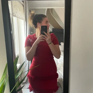 Maje klänning  - En röd maje klänning i stolek 36-38 köpt för 2500kr för 1 år sedan. Mer bilder finns. Leverans ingår i priset! 