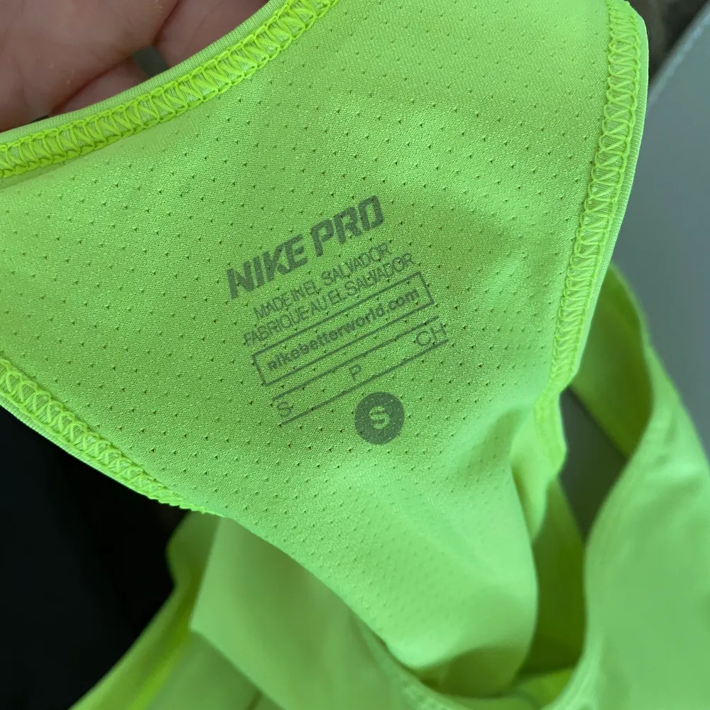 Säljer träningslinne från Nike PRO i storlek S som inte är använd många gånger, i är så superfint skick! 🥰 Köparen står för frakt!. Toppar.