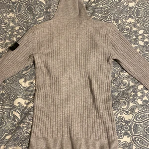 Stone island  - Oandvänd stone Iland tröja andvänder inte då den inte är min still. Köpare står för frakt kan oxå mötas upp. Skriv provet du vill ge vet inte riktigt hur mycket jag ska lägga ute den för 