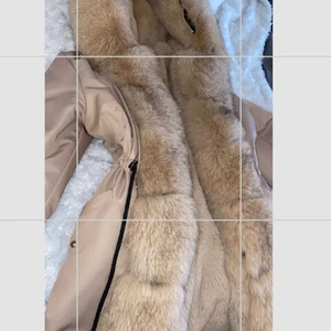 Äkta päls! - En beige päls jacka från Femeninaofsweden, (HELT NYTT SKICK) har endast haft på mig fåtal gånger, säljer pga den inte kommer till användning, köpte för 4000 och säljs för 3500 !!(PRIS KAN DISKUTERAS VID SNABBT KÖP)!! 💕🌸