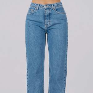 Snygga jeans i mid-blue från Alice Stenlöf märke A-dsgn. Endast använda ett par gånger, nyskick.  Nypris 699:-
