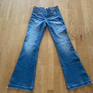 Odd molly storlek 27 - Aldrig använda odd molly byxor, köpte för ett par år sen men är för långa i benen. Flare modell. Buda från 350kr. Köparen står för frakt