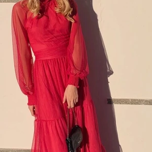 Maja Nilsson Lindelöf x Gina Tricot  -  Klänning från Maja Nilsson Lindelöf x Gina tricots kollektion. Superfin klänning i nyskick, prislapp kvar. Min bal blev inställd och har därmed inget tillfälle för den. Ursprungspriset var 700kr.  